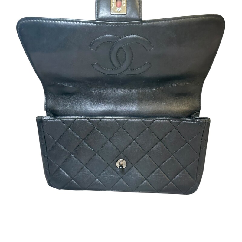 Chanel Quilted Matted So Black Enamel Resin Chain Bag

Date Code: Serial Code Removed. Enrtupy certificate provided

Dimensions: 10 L X 6 H inches

In very good condition. Some surface scratches and interior marks.

Does not come with original dust bag or box.