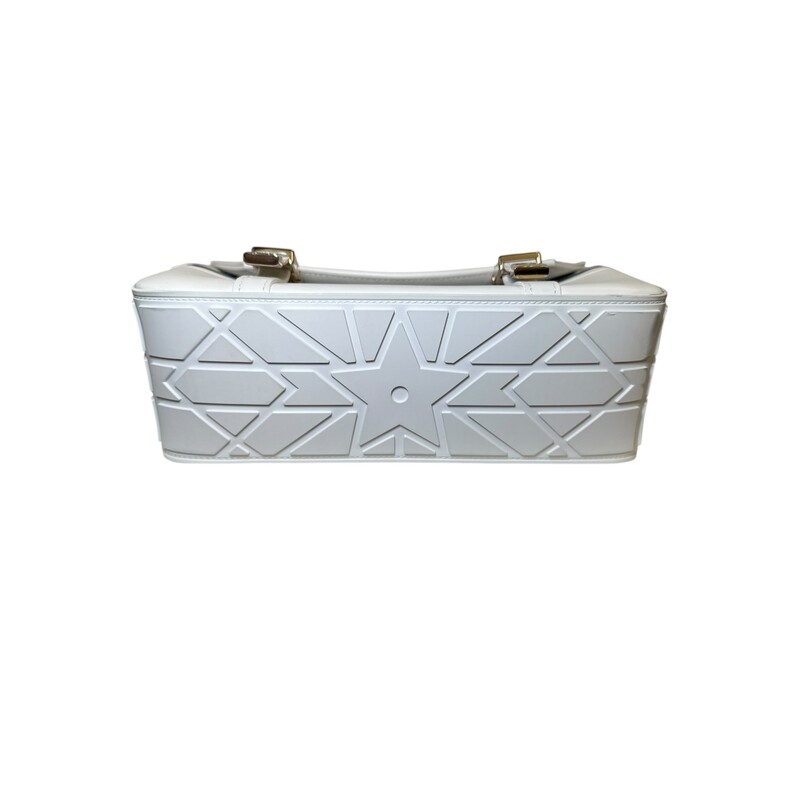 Dior Diorcamp Smooth Calfskin Messengar Bag<br />
<br />
Serial Code:15-MA-0232<br />
<br />
Dimensions:<br />
Base length: 9.25 in<br />
Height: 5.50 in<br />
Width: 3.25 in<br />
Drop: 19.25 in<br />
<br />
In very good condition. Light scratching on the hardware.<br />
<br />
Does not come with original dust bag or box