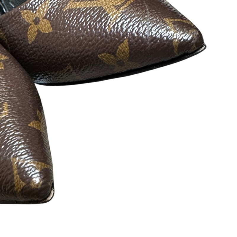 Louis Vuitton Cherie Pump Monogram<br />
<br />
Size: 36<br />
<br />
Code: BR1128<br />
<br />
In very good condition.  Light wear to the canvas and soles.<br />
<br />
Comes with the original dust bag and box.