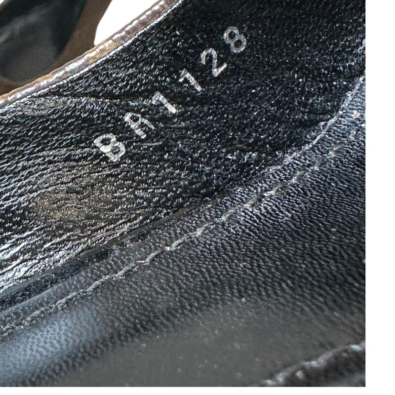 Louis Vuitton Cherie Pump Monogram<br />
<br />
Size: 36<br />
<br />
Code: BR1128<br />
<br />
In very good condition.  Light wear to the canvas and soles.<br />
<br />
Comes with the original dust bag and box.