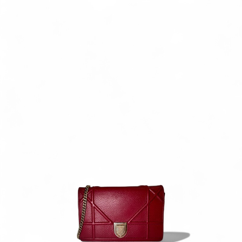 Dior Diorama Wallet on a Chain

Serial Code: 12-MA-0147

Dimensions: 15 L x 13 H inches

In good condition. Scratching on the hardware and some interior fading and wear. Light wear to the exterior.

Does not come with the original dust bag or box.