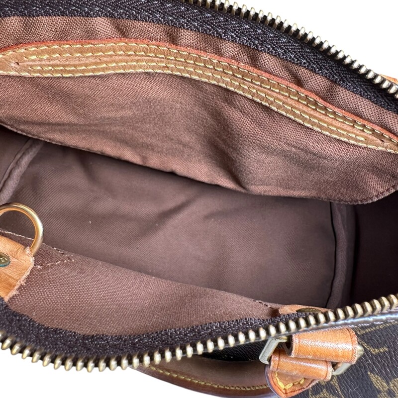 Louis Vuitton Monogram Speedy 35<br />
<br />
Date Code: SP 1022<br />
<br />
Dimensions: 9.8 L x 7.5 H x 5.9 W inches<br />
<br />
In very good condition. Some natural wear on te handles and some marks on the leather.<br />
<br />
Comes with the original dust bag no box. Comes with the original key and lock =.
