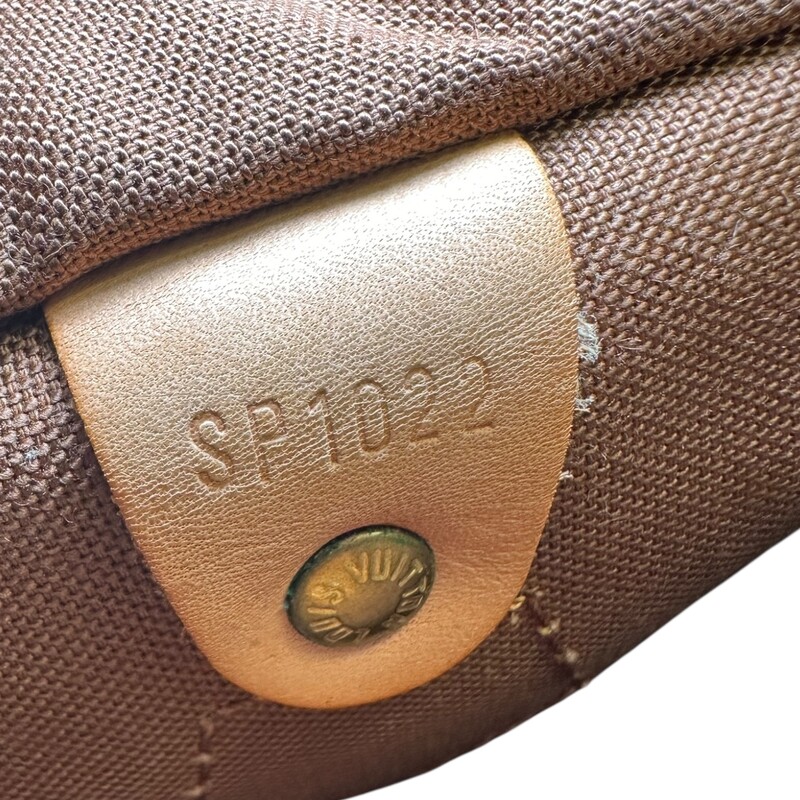 Louis Vuitton Monogram Speedy 35<br />
<br />
Date Code: SP 1022<br />
<br />
Dimensions: 9.8 L x 7.5 H x 5.9 W inches<br />
<br />
In very good condition. Some natural wear on te handles and some marks on the leather.<br />
<br />
Comes with the original dust bag no box. Comes with the original key and lock =.