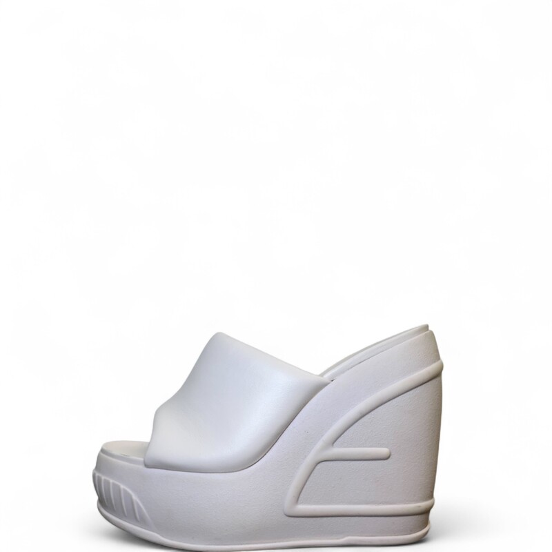 Fendi Nappa Leather Wedges

Some discoloration and marks

Does not come with the original dust bag or box.