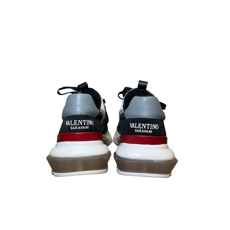 Valentino Running Sneakers
Camo
Size: 38.5

In good condition.

Does not come with original dust bag or box.