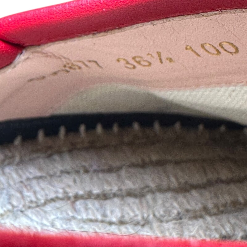Gucci Terry Cloth GG Espadrilles Navy Red

Size: 36.5

Code: 580877

In very good condition. Light wear to inner sole.

Does not come with the original dust bag or box.
