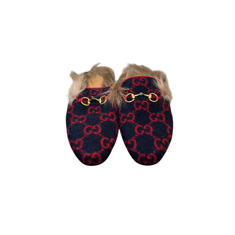 Gucci Princeton Fur Navy Logo Loafers<br />
<br />
Size: 36.5<br />
<br />
In very good condition. Light wear to the bottom soles and fur.<br />
<br />
Does not come with the original dust bag or box.