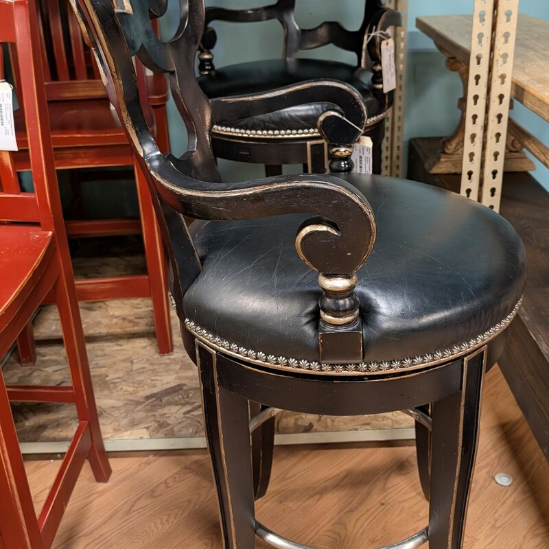 Century Vienna Swivel with Return<br />
Black Distressed<br />
30 seat height<br />
23w x 22d x 49h