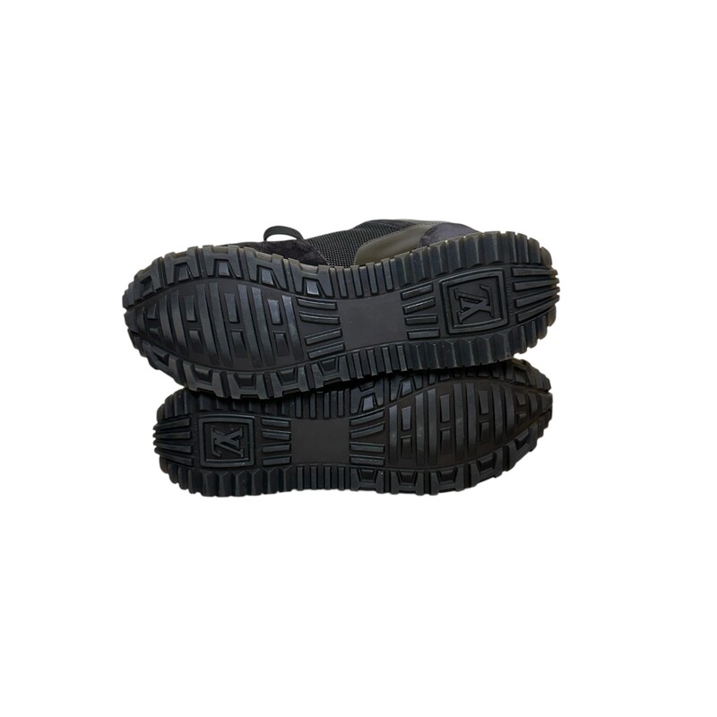 Louis Vuitton Runaway Monogram Sneakers

Size: 37

Code: CL0270

In excellent condition.

Do
es not coe with the original dust bag or box.
