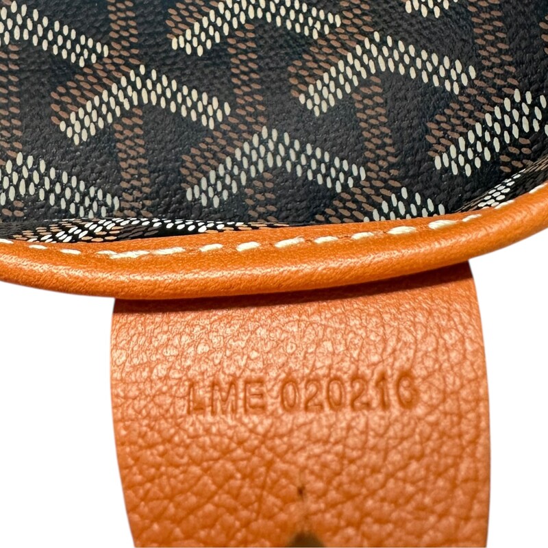 Goyard Goyardine Artois MM Black Gold

Code: LME 020216

Dimensions:
Base length: 14.5 in
Height: 11.75 in
Width: 6.5 in
Drop: 9.75 in

In very good condition. Light corner scuffs.

Does not come with the original dust bag or box.