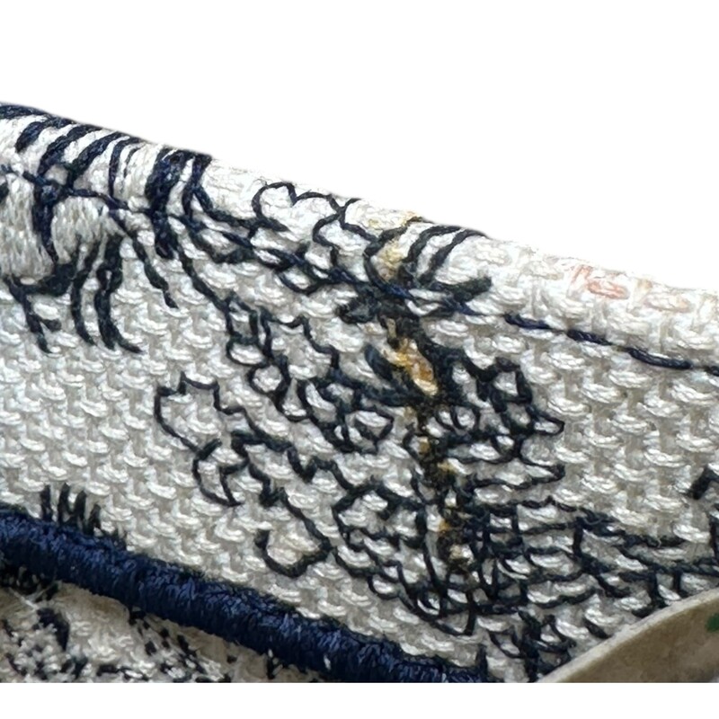 Dior Book Toile De Jouy Navy Tote

Code:
50-MA-0223

Dimensions:
14 x 11 x 6.5 inches

In excellent condition. On light mark by handles.

Comes with the original dust bag. No box.