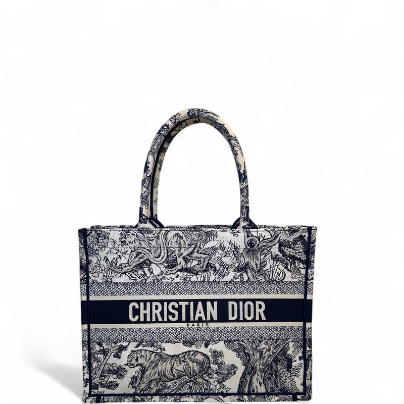 Dior Book Toile De Jouy Navy Tote

Code:
50-MA-0223

Dimensions:
14 x 11 x 6.5 inches

In excellent condition. On light mark by handles.

Comes with the original dust bag. No box.
