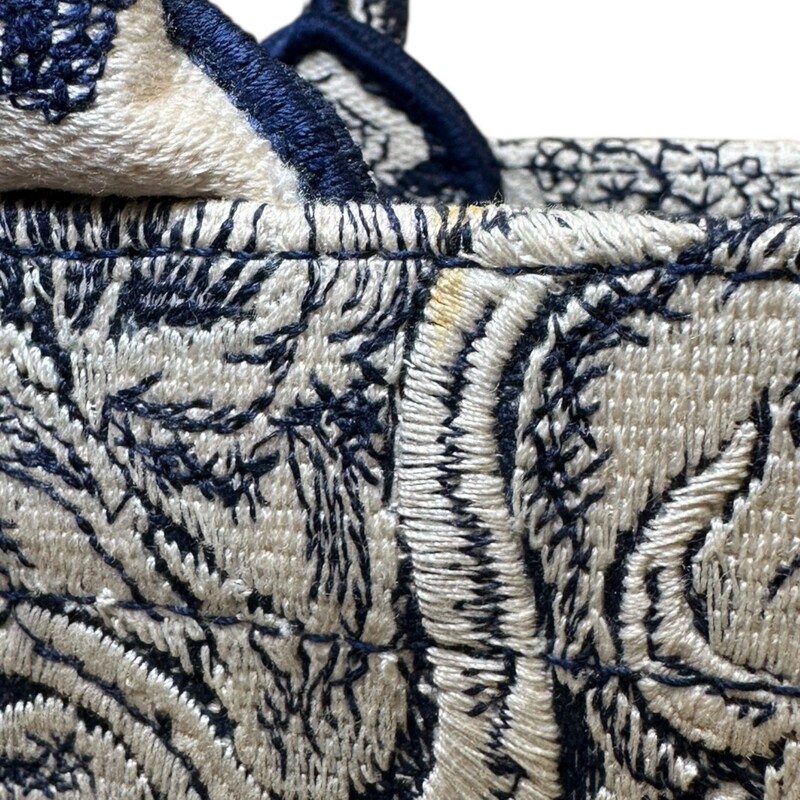 Dior Book Toile De Jouy Navy Tote

Code:
50-MA-0223

Dimensions:
14 x 11 x 6.5 inches

In excellent condition. On light mark by handles.

Comes with the original dust bag. No box.