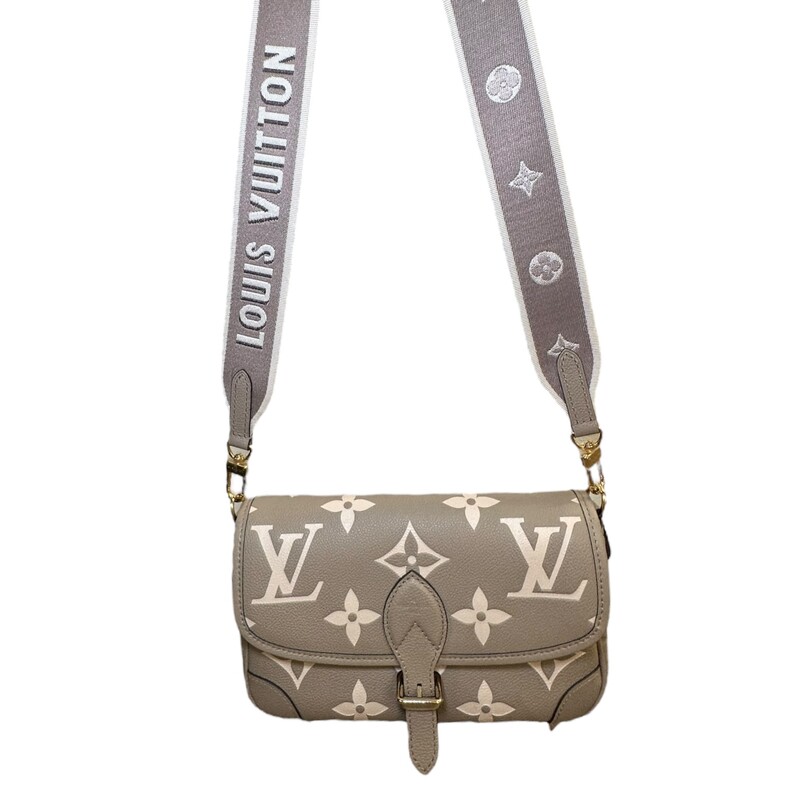 Louis Vuitton Diane Empreinte Bicolor Tourterelle Beige/Cream

Chipped

Dimensions:
9.4 x 5.9 x 3.5 inches
(Length x Height x Width)

In excellent condition.

Comes with the original dust bag and box.