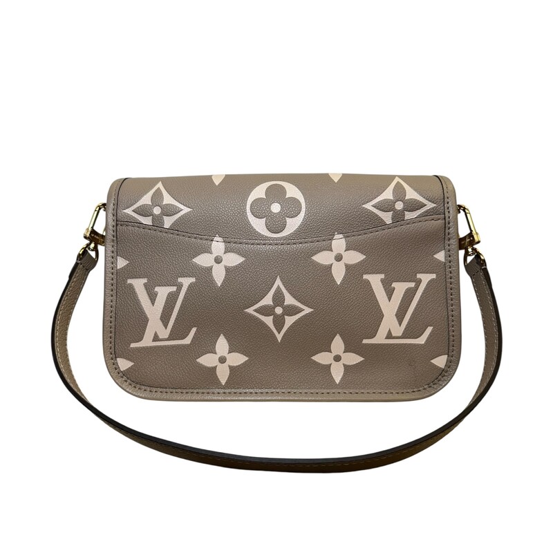 Louis Vuitton Diane Empreinte Bicolor Tourterelle Beige/Cream

Chipped

Dimensions:
9.4 x 5.9 x 3.5 inches
(Length x Height x Width)

In excellent condition.

Comes with the original dust bag and box.