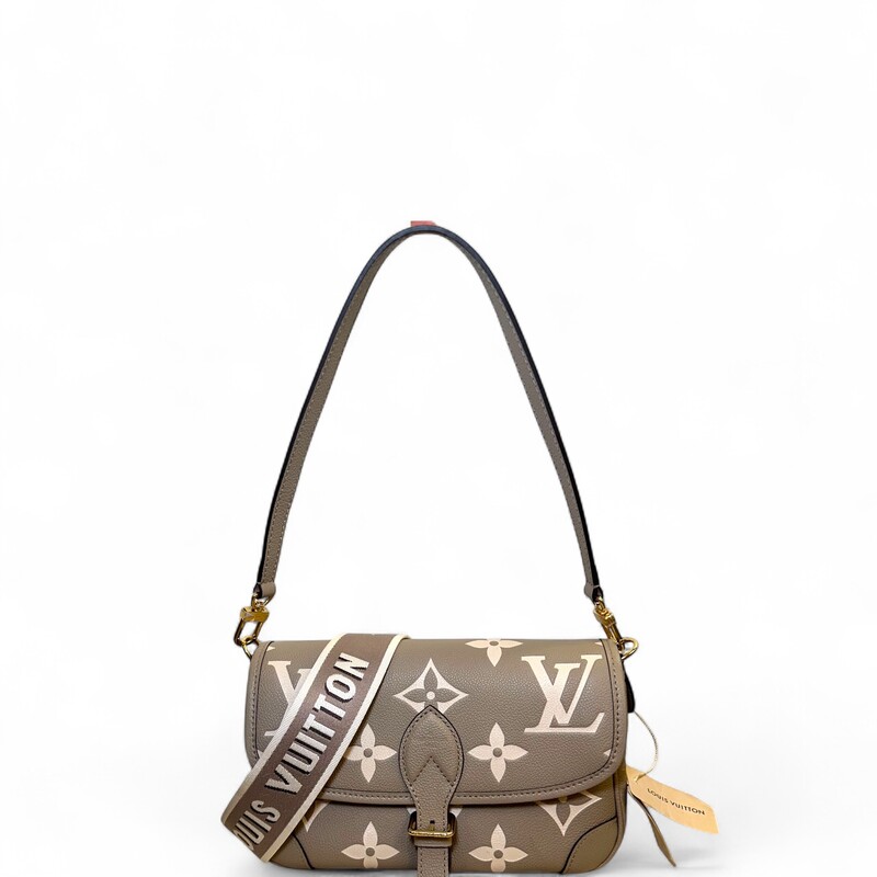 Louis Vuitton Diane Empreinte Bicolor Tourterelle Beige/Cream

Chipped

Dimensions:
9.4 x 5.9 x 3.5 inches
(Length x Height x Width)

In excellent condition.

Comes with the original dust bag and box.
