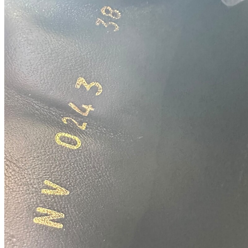 Louis Vuitton Timeout, Black, Sneakers

Size: 38

NV0243

In excellent condition.

Does not come with original dust bag or box.