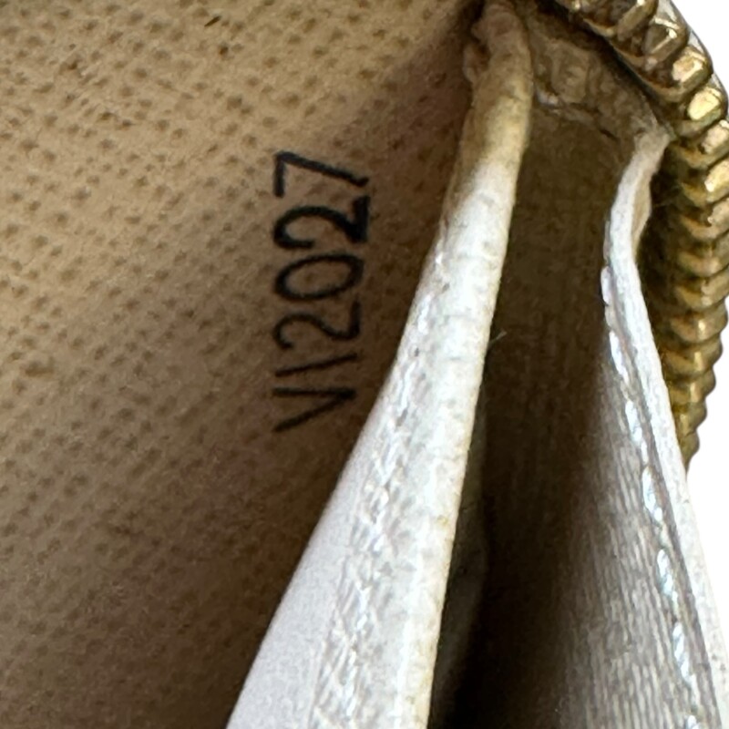 Louis Vuitton Damier Azur Zippy Wallet

Date Code:VI2027

Dimensions:
Height: 3.75 in
Width: 7.75 in
Depth: 1.25 in

In good condition. Some marks on the canvas and some interior marks.

Does not come with original dust bag or box