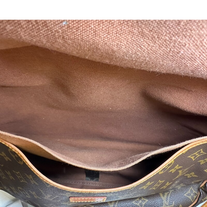 Louis Vuittom Saumur 35

Dimensions:13 W x 11H x 3.5 D inches

In good condition. Some missing leather pieces.  Faint scratches on the hardware.

Does not come with the original dust bag or box.