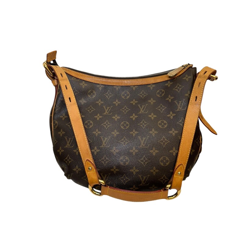Louis Vuitton Tulum Monogram GM

Date Code:

Dimensions: CA0205

Length: 13.5 in
Height: 11 in
Width: 3.5 in
Drop: 9.5 in

In good condition. Some tarnshing of the hardware, water marks on the leather and some corner wear.

Does not come with the original dust bag or box