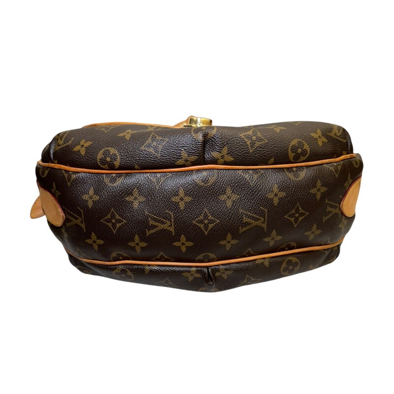 Louis Vuitton Tulum Monogram GM

Date Code:

Dimensions: CA0205

Length: 13.5 in
Height: 11 in
Width: 3.5 in
Drop: 9.5 in

In good condition. Some tarnshing of the hardware, water marks on the leather and some corner wear.

Does not come with the original dust bag or box