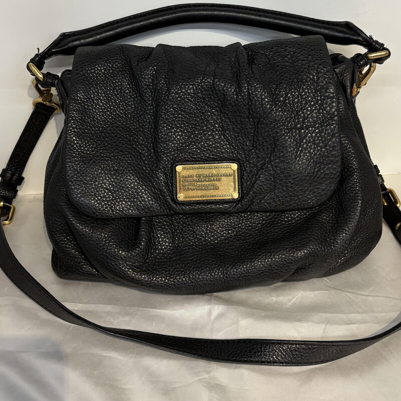 Marc Jacobs Pebble Crossbody
Black and Gold
Size: 12x12H