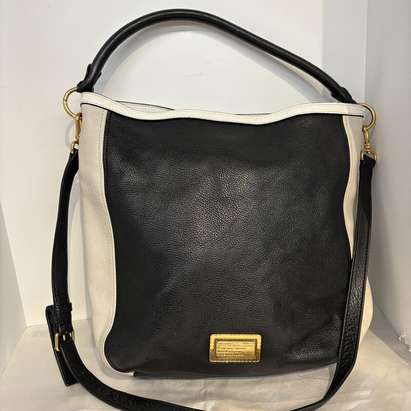 Marc Jacobs Large Pebble Handbag
As is/ some marking on inside
White, Gray and Black
 Size: 15x13H