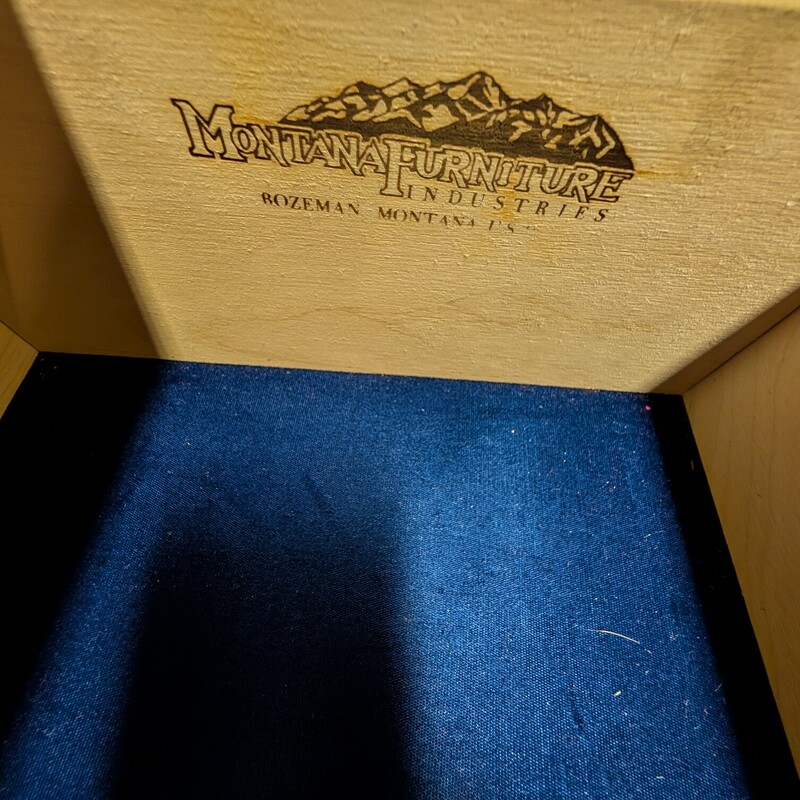 Montana Mission Jelly Cab, 2 Door, Drawer<br />
30 x 14.5 x 60h