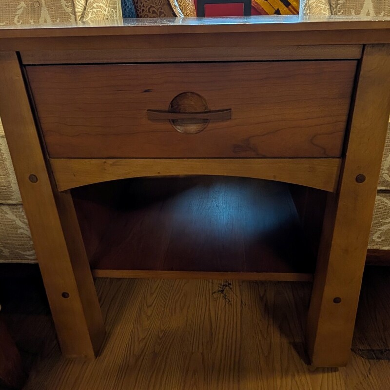 Lane Vintge Side Table, Shelf, Drawer
24 x 28 x 24.5h