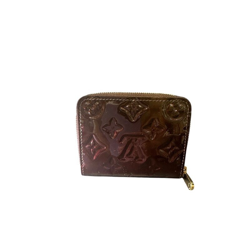 Louis Vuitton Vernis Amarante Compact Wallet<br />
<br />
Date Code:TS2190<br />
<br />
Dimensions:4.5 L x 3.5 H<br />
<br />
In very good condition. Minor marks on the vernis.<br />
<br />
Does not come with the original dust bag or box.
