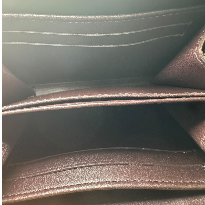 Louis Vuitton Vernis Amarante Compact Wallet<br />
<br />
Date Code:TS2190<br />
<br />
Dimensions:4.5 L x 3.5 H<br />
<br />
In very good condition. Minor marks on the vernis.<br />
<br />
Does not come with the original dust bag or box.