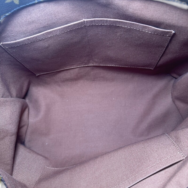 Louis Vuitton Sully MM Monogram

Code:TJ1122

Dimensions:
Length: 14.00 in
Width: 5.00 in
Height: 13.00 in
Drop: 5.00 in

In very good condition. Light wear to the handles and corners.

Comes with the original dust bag and box.