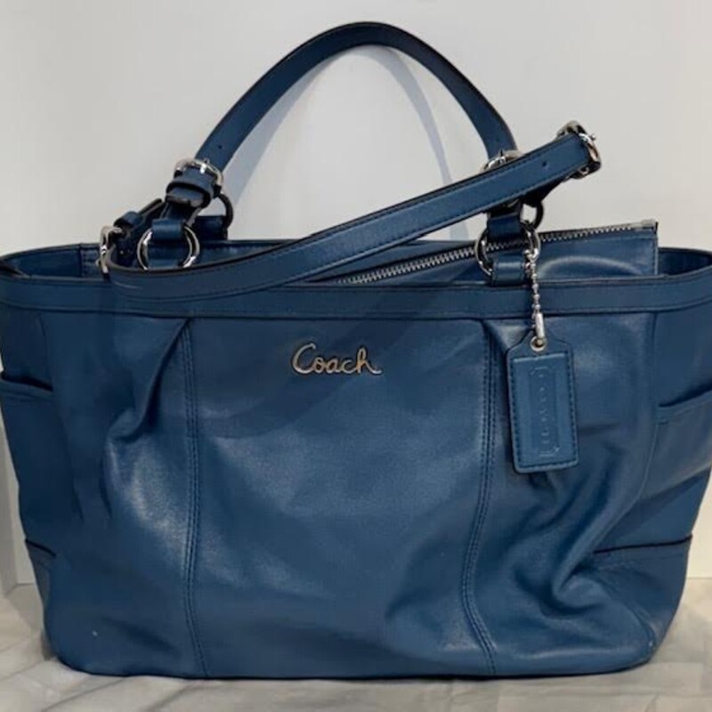 Coach Leather Tote
Blue Silver
Size: 14x9H