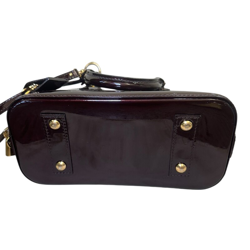 Louis Vuitton Alma Vernis Amarante Crossbody<br />
<br />
Date Code: Microchip<br />
<br />
Dimensions:9.3 L x 6.9 H  x 4.5  W inches<br />
<br />
In very good condition. Minor surface marks on the bag.<br />
<br />
Does not come with the original dust bag or box.