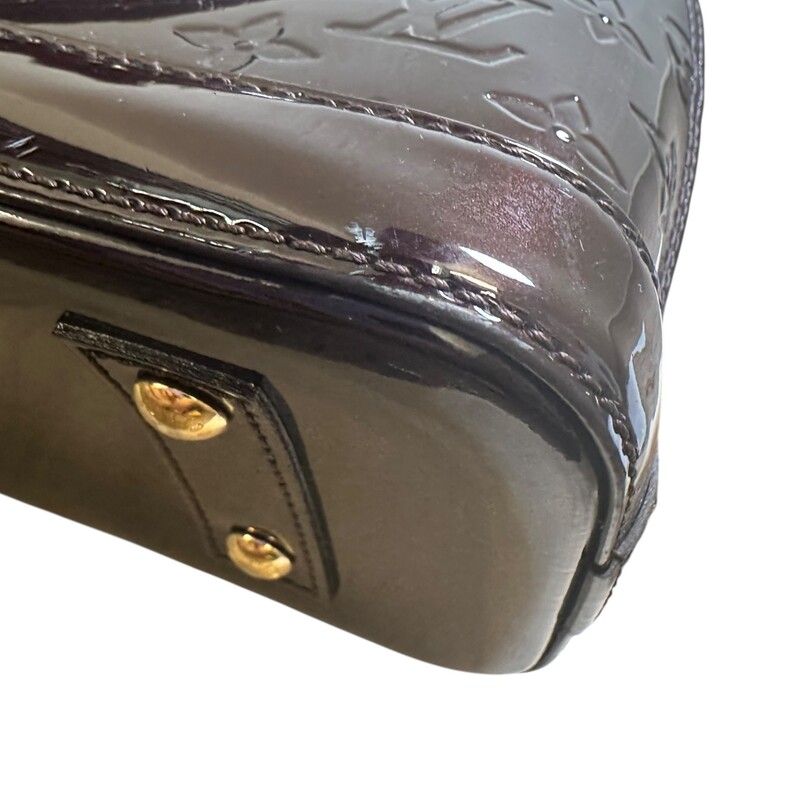 Louis Vuitton Alma Vernis Amarante Crossbody<br />
<br />
Date Code: Microchip<br />
<br />
Dimensions:9.3 L x 6.9 H  x 4.5  W inches<br />
<br />
In very good condition. Minor surface marks on the bag.<br />
<br />
Does not come with the original dust bag or box.
