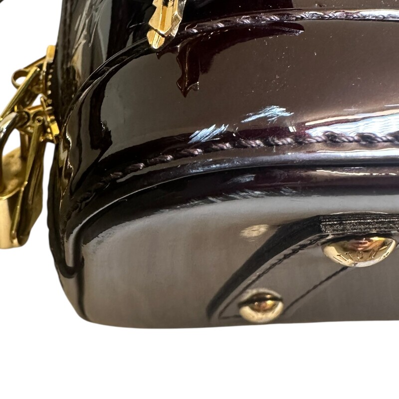 Louis Vuitton Alma Vernis Amarante Crossbody<br />
<br />
Date Code: Microchip<br />
<br />
Dimensions:9.3 L x 6.9 H  x 4.5  W inches<br />
<br />
In very good condition. Minor surface marks on the bag.<br />
<br />
Does not come with the original dust bag or box.