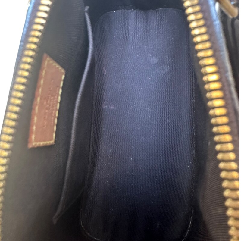 Louis Vuitton Alma Vernis Amarante Crossbody<br />
<br />
Date Code: Microchip<br />
<br />
Dimensions:9.3 L x 6.9 H  x 4.5  W inches<br />
<br />
In very good condition. Minor surface marks on the bag.<br />
<br />
Does not come with the original dust bag or box.