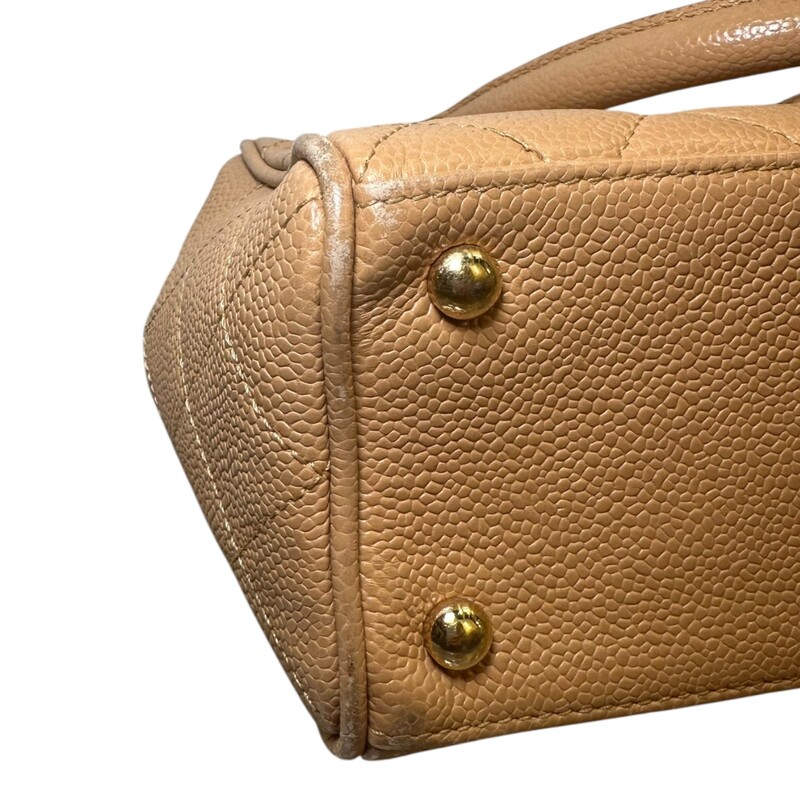 Chanel Timeless Bowler Caviar Beige Bowler

Code: 9715***

Dimensions:
10.5W x 6H x 3.5D
4 handle drop

In very good condition. Wear to the corners and handles.

Does not come with the original dust bag or box.