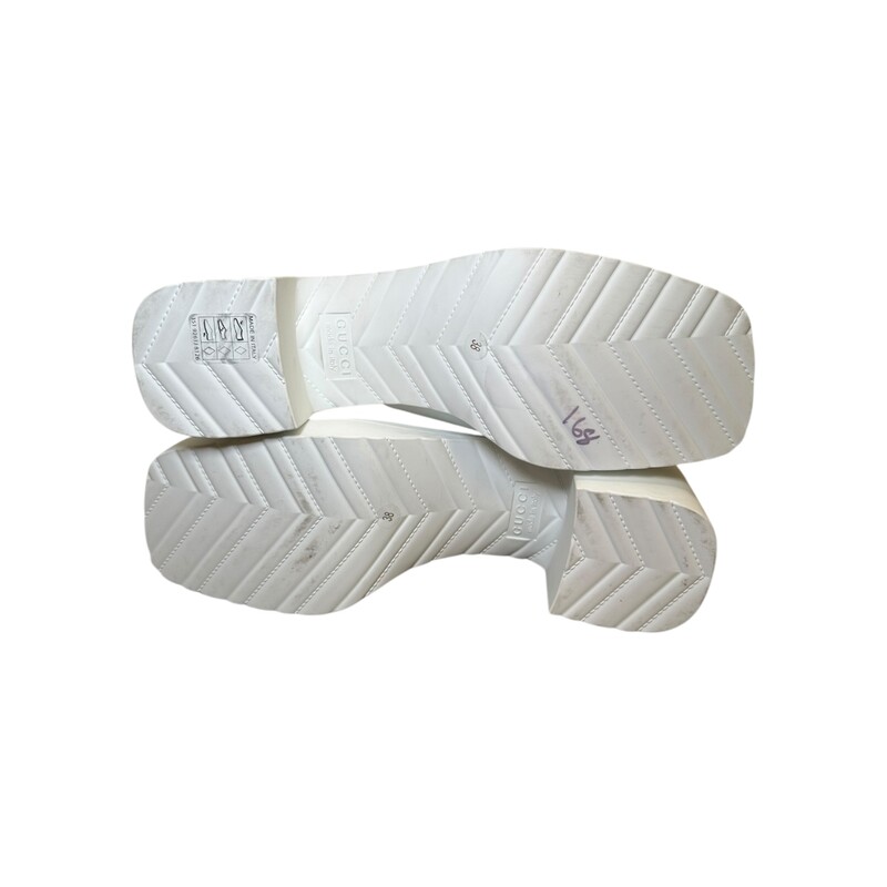 Gucci Rubber Clogs, White,

Size: 38

Code: 725899

In very good condititon. Light scuffs to the shoes.

Does not come with the original dust bag or box.