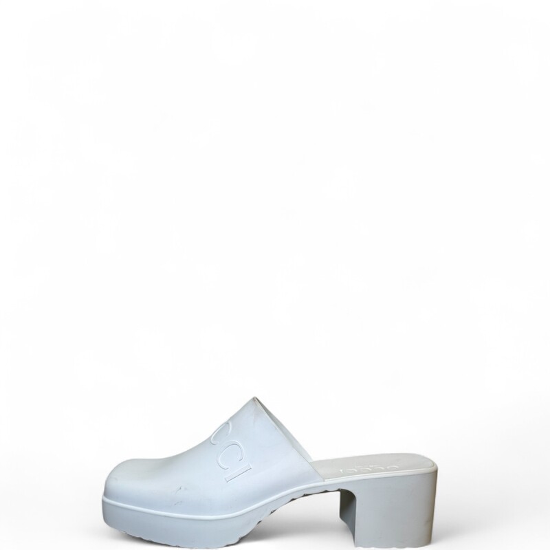 Gucci Rubber Clogs, White,

Size: 38

Code: 725899

In very good condititon. Light scuffs to the shoes.

Does not come with the original dust bag or box.