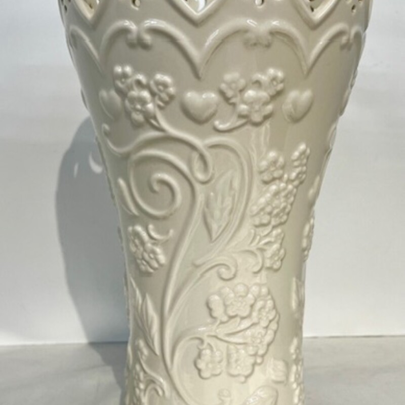 Lenox Floating Hearts Vase
White Gold
Size: 6x10.5H