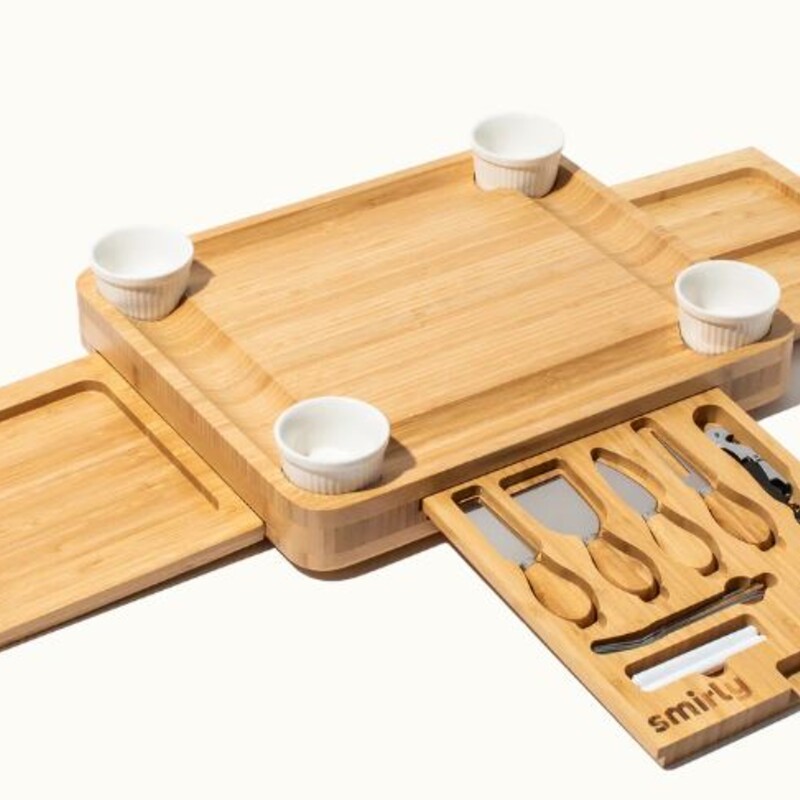 Smirly Cheeseboard Set
Tan
Size: 13x13