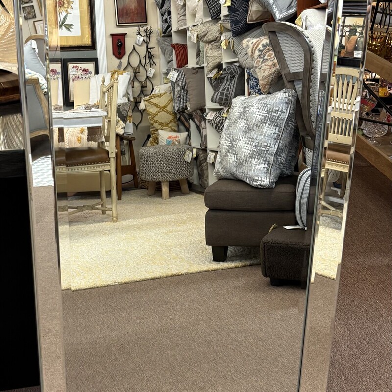 Frameless Mirror
Clear Subtle Frame
Size: 48x24
Can Be Hung Vertical or Horizontal
As Is- Minor Blemish
