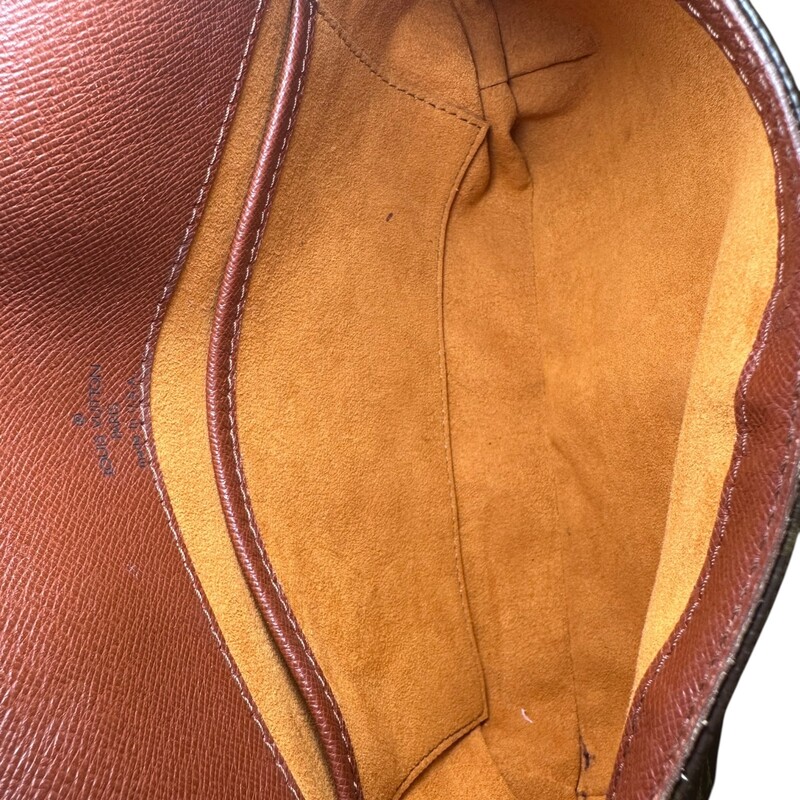 Louis Vuitton Musette Tango Monogram Shoulder Bag<br />
<br />
Code: SD0011<br />
<br />
Dimensions:<br />
Base length: 10 in<br />
Height: 7.75 in<br />
Width: 2 in<br />
Drop: 10.5 in to 0.00 in<br />
<br />
In good condition. Light wear to the interior and to the leather strap.<br />
<br />
Does not come with the original dust bag or box.