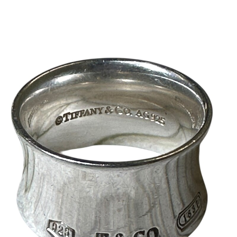 Tiffany & Co  1837 Wide ring

Sterling Silver

Size 6

In  very good condition. Some minor scratches on the hardware.

Does not come with the original dust bag or box.