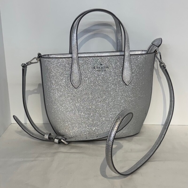 Kate Spade Glimmer
As is - stain by zipper
Silver
Size: 11x8H