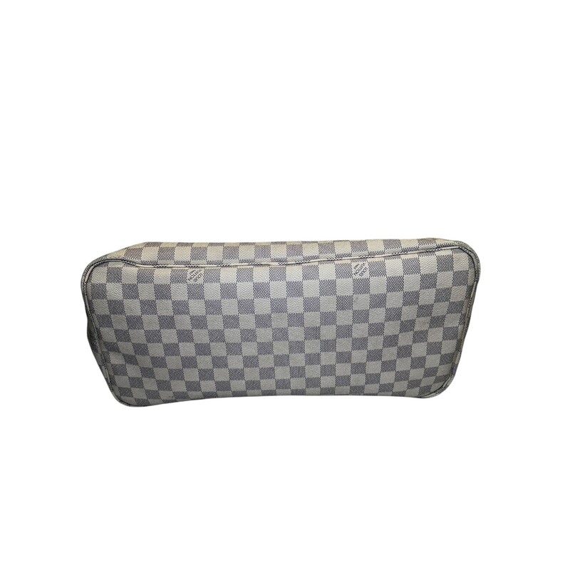 Louis Vuitton Neverfull Damier Azur GM

Date Code: SD2169

Dimensions:
15.4 x 12.6 x 7.5 inches
(Length x Height x Width)

In good condition. Wear and stains in the interior. Wear to the corners and straps.

Does not come with the original dust bag or box.
