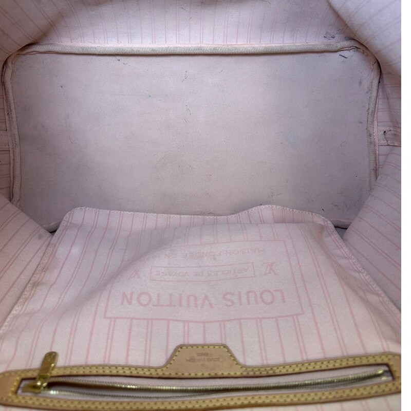 Louis Vuitton Neverfull Damier Azur GM<br />
<br />
Date Code: SD2169<br />
<br />
Dimensions:<br />
15.4 x 12.6 x 7.5 inches<br />
(Length x Height x Width)<br />
<br />
In good condition. Wear and stains in the interior. Wear to the corners and straps.<br />
<br />
Does not come with the original dust bag or box.