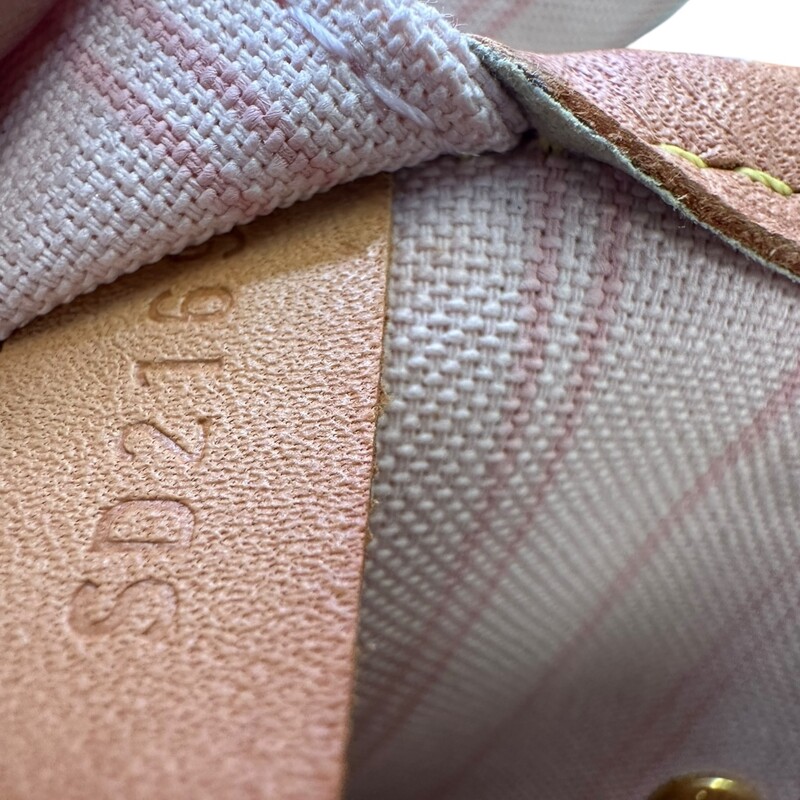 Louis Vuitton Neverfull Damier Azur GM<br />
<br />
Date Code: SD2169<br />
<br />
Dimensions:<br />
15.4 x 12.6 x 7.5 inches<br />
(Length x Height x Width)<br />
<br />
In good condition. Wear and stains in the interior. Wear to the corners and straps.<br />
<br />
Does not come with the original dust bag or box.