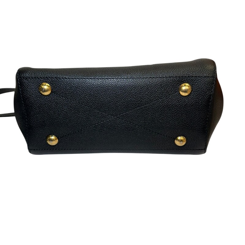 Louis Vuitton Montaigne BiColor BB

Date Code: chipped

Dimensions:
9.5W x 8H x 2D

In very good condition. Light wear to the interior.

Comes with the original dust bag. No box.